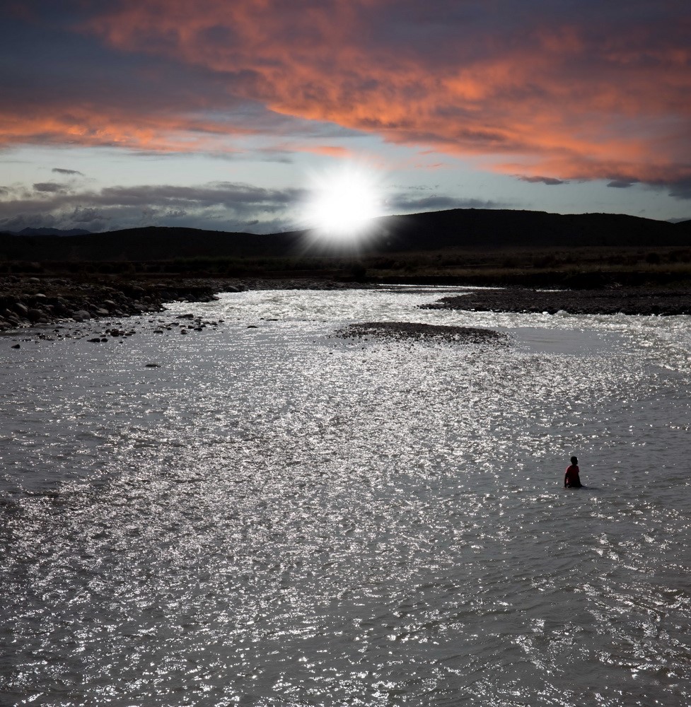 9一個人穿越大江大河，并走向那道白光（A man crossed the river and headed for the white light.） .jpg