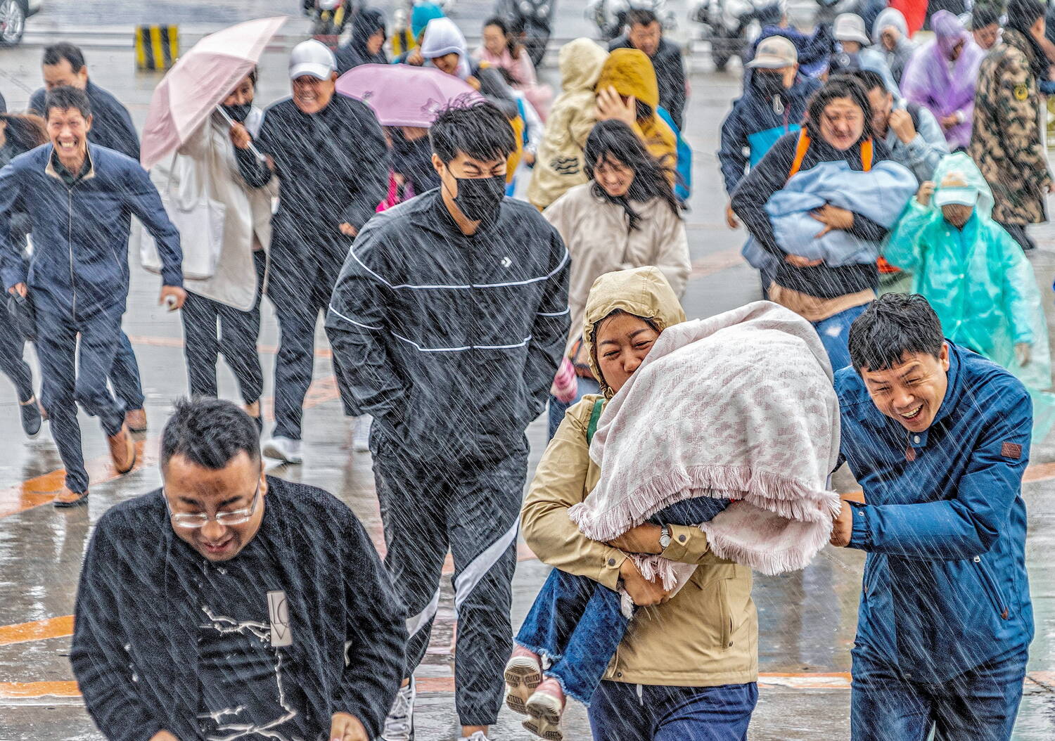 高嵩+《風雨同舟》+13180359737.jpg